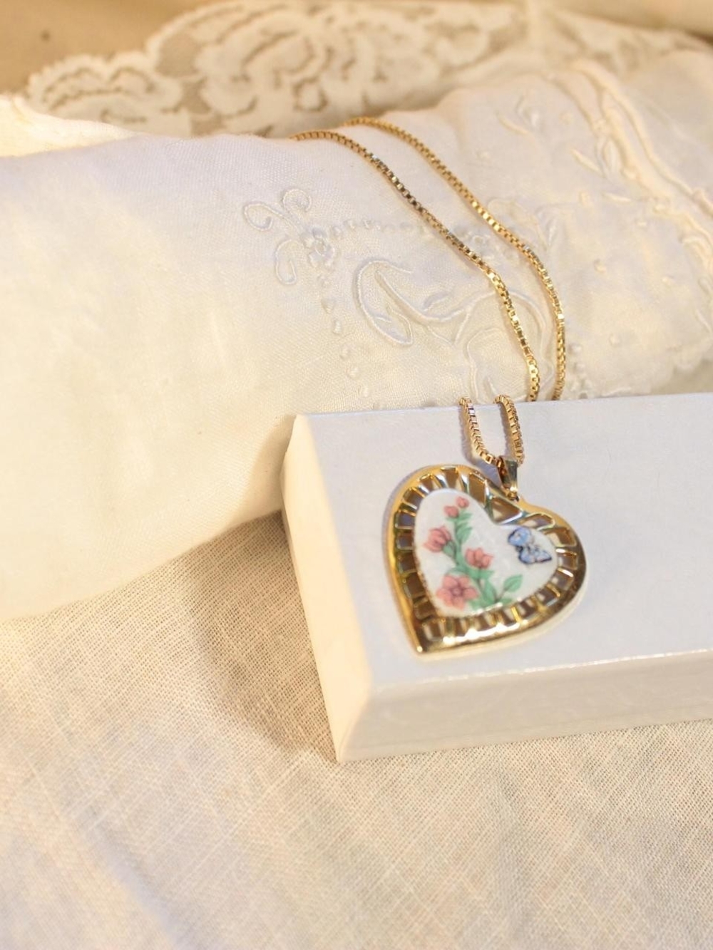 Gold Heart Floral Pendant Necklace - Classic Women's Jewelry